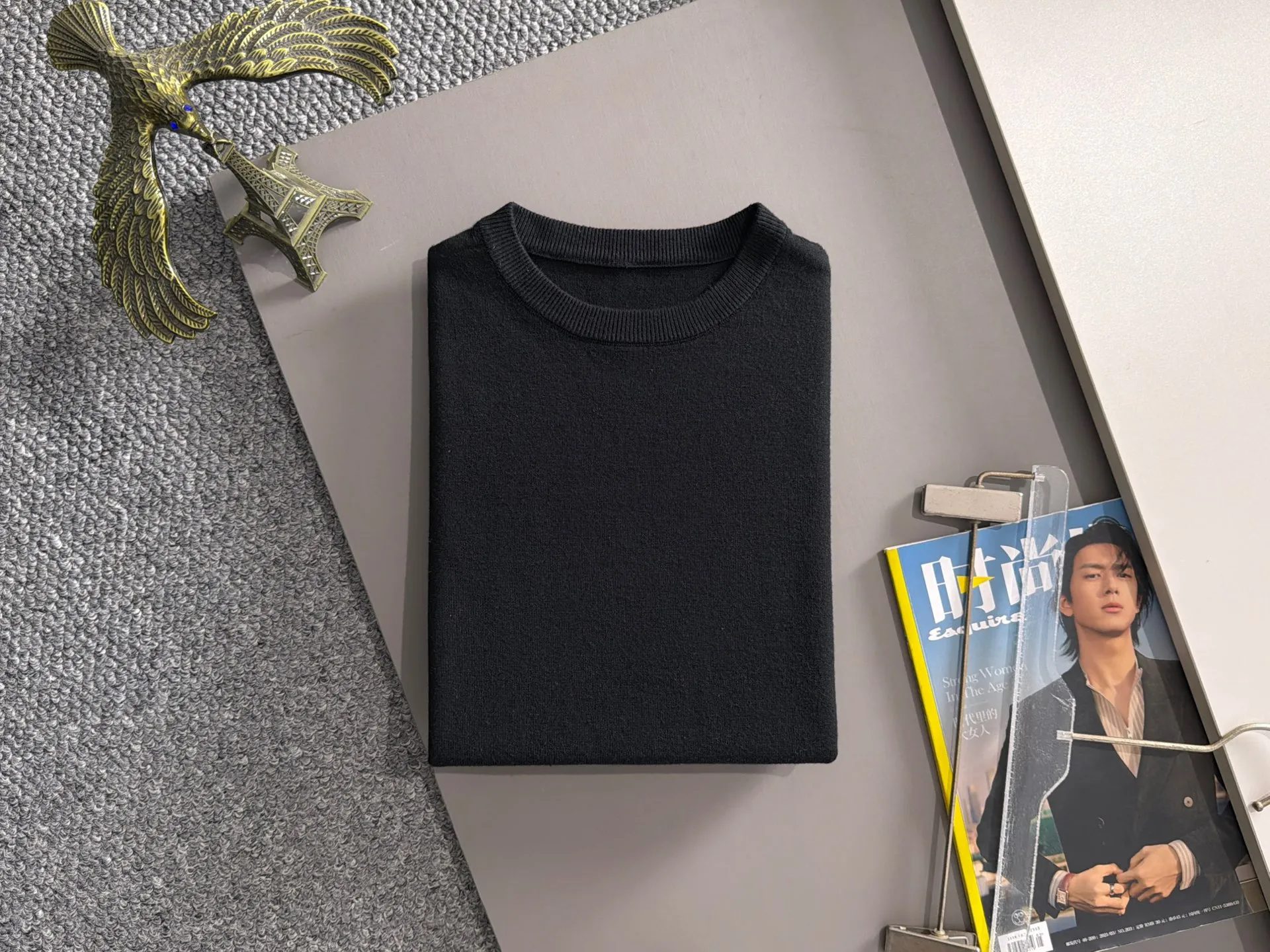 The latest knitted sweaters from Balenciaga’s 2026 Autumn and Winter official website are now on sale at the counter for Hot Sale! Specially made of wool blended fabric. It feels comfortable and can be directly in contact with the skin. The logo badge is exquisitely embroidered, which is extremely eye-catching! The details highlight the fashionable charm of big brands. Exquisite workmanship. Three-dimensional cutting style. The wearing effect is invincible and handsome! All three standards are complete! Sizes:M-3XL